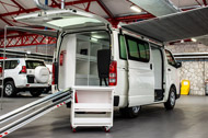 El equipo de conversiones de vehículo de TGS transforma una furgoneta Hiace en una Biblioteca Móvil.